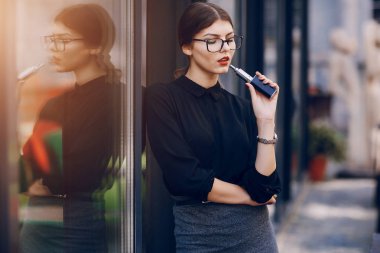 Gözlüklü esmer güzel