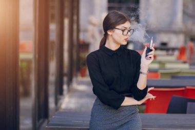 Gözlüklü esmer güzel