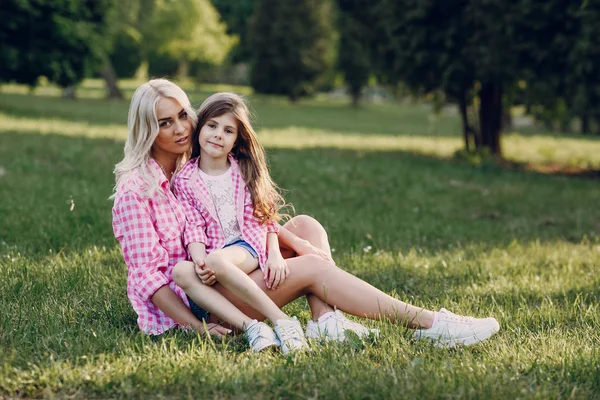 Junge Mutter und Tochter der Familie — Stockfoto