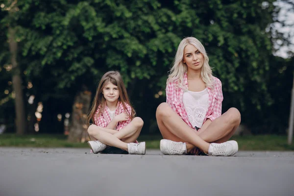 Giovane famiglia madre e figlia — Foto Stock