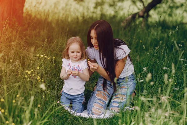 Barn nära träd med mamma — Stockfoto