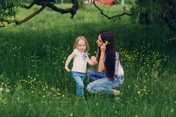 Barn nära träd med mamma — Stockfoto