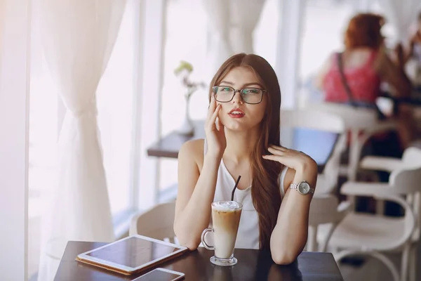 Hermosa morena con gafas — Foto de Stock