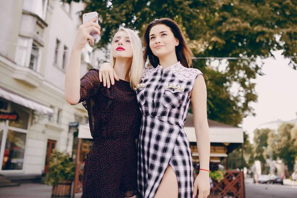 sokakta güzel kızlar