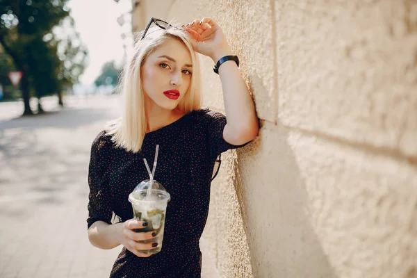 Hermosas chicas en la calle — Foto de Stock