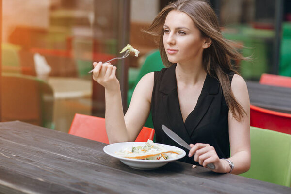 красивая девушка из
