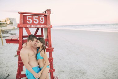 Sahilde güzel bir çift