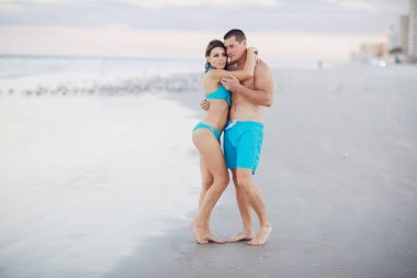 Sahilde güzel bir çift