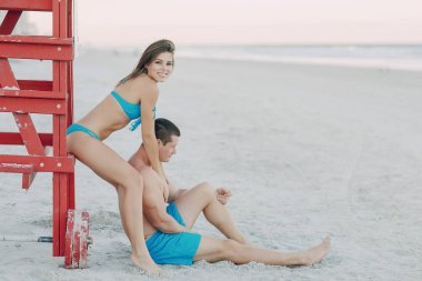 Sahilde güzel bir çift