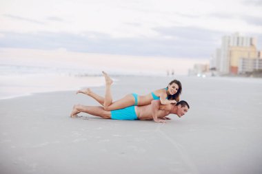 Sahilde güzel bir çift