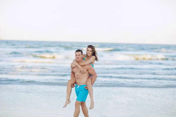 Schönes Paar am Strand — Stockfoto