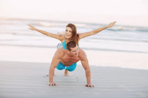 Beautiful couple on the beach — Stock Photo, Image