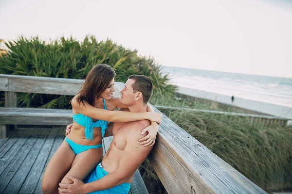 Bella coppia sulla spiaggia — Foto Stock