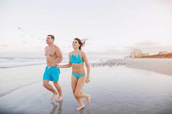 Bella coppia sulla spiaggia — Foto Stock