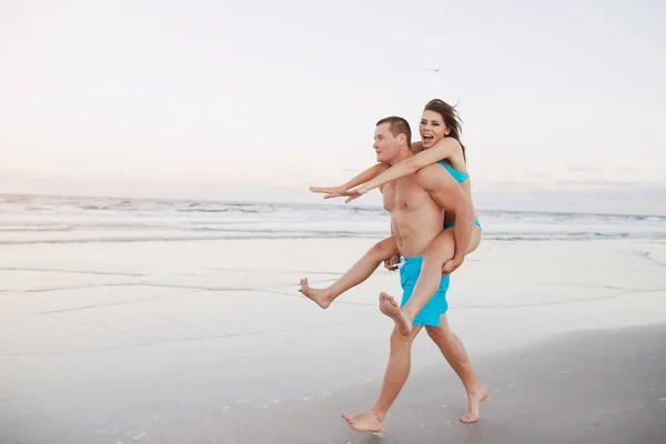 Belo casal na praia — Fotografia de Stock