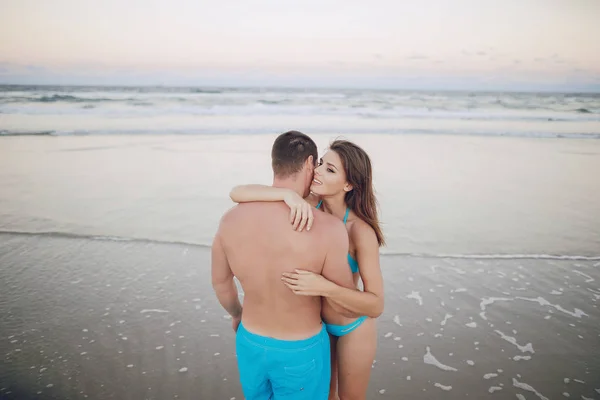 Belo casal na praia — Fotografia de Stock