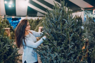 kız ve Noel ağacı