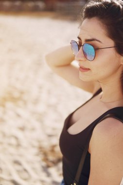 Kız bir ata binmek hazırlanıyor