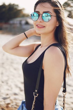 Kız bir ata binmek hazırlanıyor