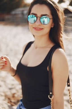 Kız bir ata binmek hazırlanıyor