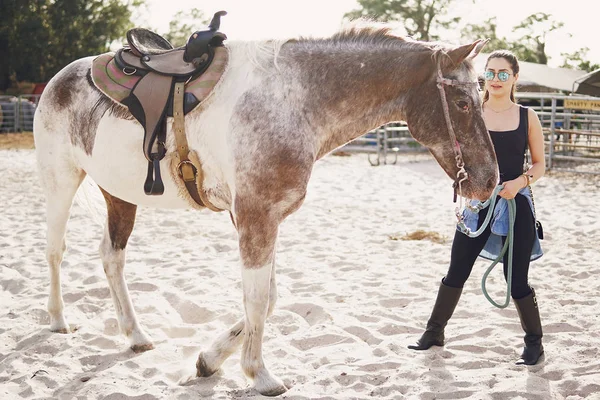 Девушка готовится покататься на лошади — стоковое фото