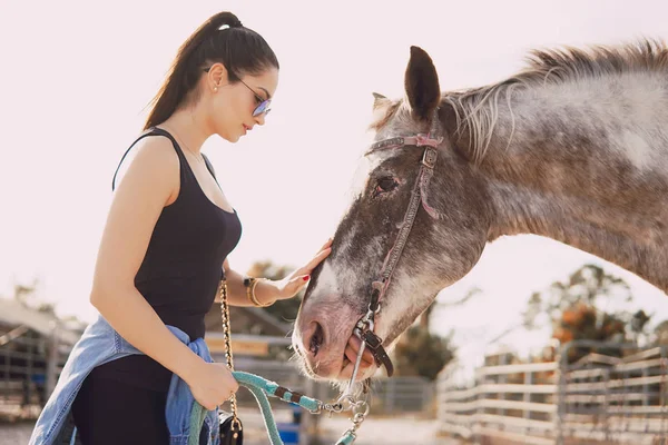 Menina se preparando para montar um cavalo — Fotografia de Stock