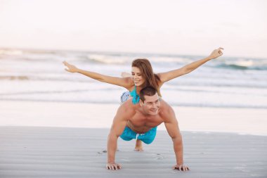 Sahilde güzel bir çift