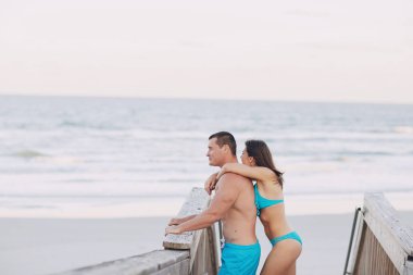 Sahilde güzel bir çift