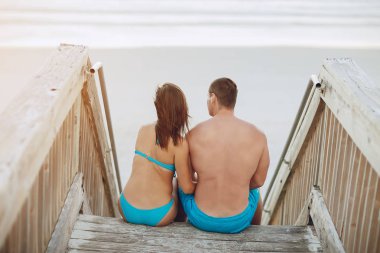 Sahilde güzel bir çift