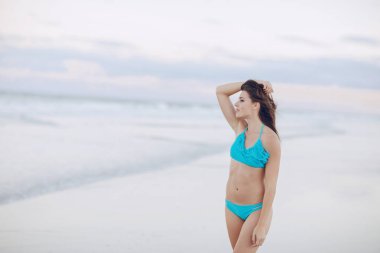 Sahilde güzel bir çift