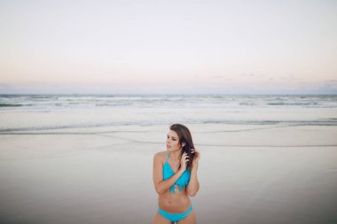 Sahilde güzel bir çift