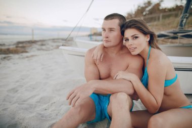 Sahilde güzel bir çift