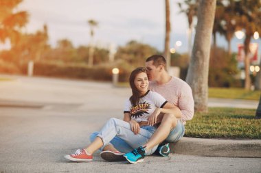 Sahilde güzel bir çift