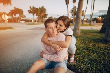 Sahilde güzel bir çift