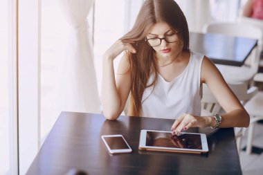 Gözlüklü esmer güzel