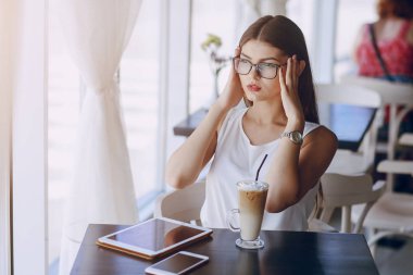 Gözlüklü esmer güzel