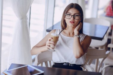 Gözlüklü esmer güzel