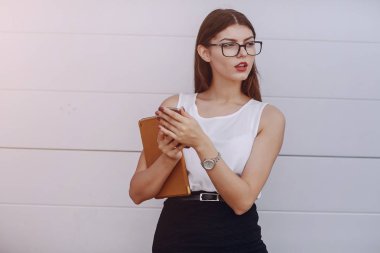 Gözlüklü esmer güzel