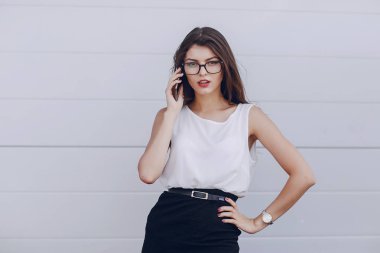 Gözlüklü esmer güzel