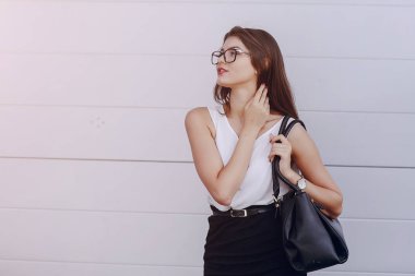 Gözlüklü esmer güzel