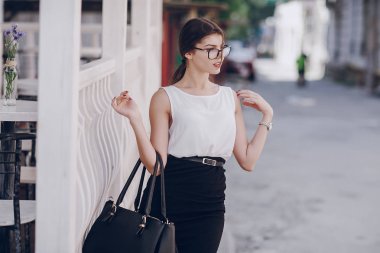 Gözlüklü esmer güzel