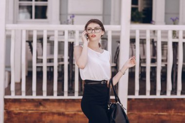 Gözlüklü esmer güzel