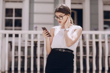 Gözlüklü esmer güzel