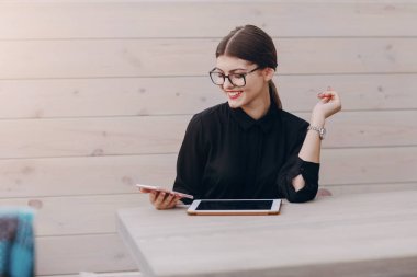 Gözlüklü esmer güzel