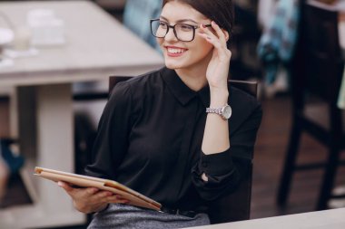 Gözlüklü esmer güzel