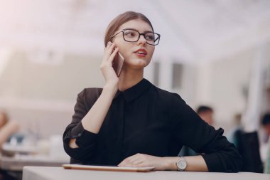 Gözlüklü esmer güzel