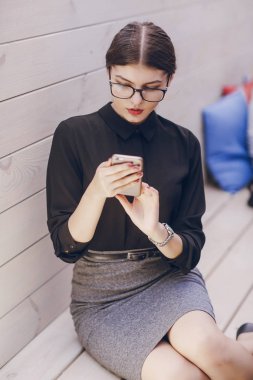 Gözlüklü esmer güzel