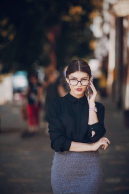 Gözlüklü esmer güzel