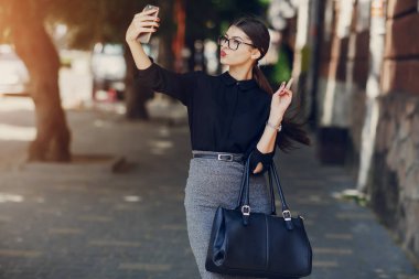 Gözlüklü esmer güzel