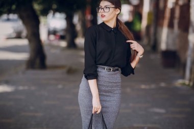 Gözlüklü esmer güzel